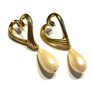 Romantic pierced earrings mod gold hearts & faux pearl teardrops drop & dangle